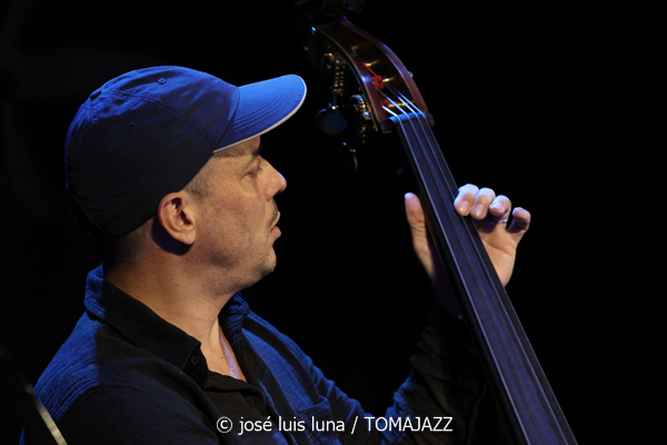 Joachim Govin Quartet (9º Alternatilla Jazz Festival 2025. Casa des Pobla, Esporles, Mallorca. 2025-11-22) Por José Luis Luna Rocafort [INSTANTZZ AKA Galería fotográfica AKA Fotoblog de jazz, impro… y algo más] - Tomajazz - Joachim Govin Quartet actuó en el 9º Alternatilla Jazz Festival 2025 en Esporles, Mallorca, el 22 de noviembre de 2025. José Luis Luna Rocafort lo retrata en INSTANTZZ. Actuaron Joachim Govin, Ben Van Galder, Tony Tixier, Gautier Garrigue