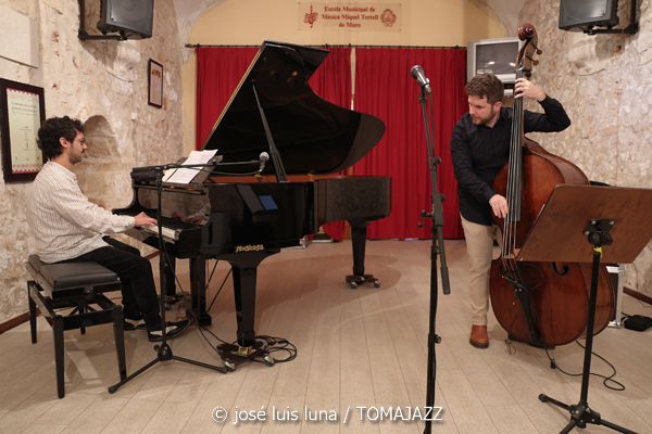 Malena Moncadas Trío (9º Alternatilla Jazz Festival 2025. Claustre des Convent, Muro, Mallorca. 2025-11-23) Por José Luis Luna Rocafort [INSTANTZZ AKA Galería fotográfica AKA Fotoblog de jazz, impro… y algo más] - Tomajazz - Malena Moncadas Trío actuó en el 9º Alternatilla Jazz Festival 2025 en Muro, Mallorca, el 23 de noviembre de 2025. José Luis Luna Rocafort lo retrata en INSTANTZZ. Actuaron Malena Moncadas, Pere Bujosa, Diego Hervalejo