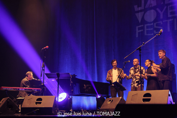 Leo & Leo (Leonor Watling & Leo Sidran) (18 Jazz Voyeur Festival 2025. Teatre Principal. Palma. 2025-12-20) Por José Luis Luna Rocafort [INSTANTZZ AKA Galería fotográfica AKA Fotoblog de jazz, impro… y algo más] - Tomajazz - Leo & Leo (Leonor Watling & Leo Sidran) actuaron en el 18 Jazz Voyeur Festival de Palma el 20 de diciembre de 2025. José Luis Luna Rocafort lo retrata en INSTANTZZ. Con Leonor Watling, Leo Sidran, Paul Sany, Max Darmon, Romain Bouiges