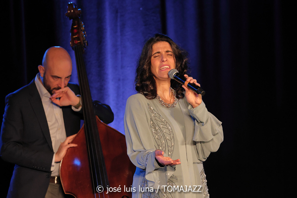 Sara Dowling & Ignasi Terraza Trío (Caixaforum Palma. 2025-11-25) Por José Luis Luna Rocafort [INSTANTZZ AKA Galería fotográfica AKA Fotoblog de jazz, impro… y algo más] - Tomajazz - Sara Dowling & Ignasi Terraza Trío actuaron en Caixaforum Palma, el 25 de noviembre de 2025. José Luis Luna Rocafort los retrata en INSTANTZZ. Actuaron Sara Dowling, Ignasi Terraza, Dario Di Lecce, Esteve Pi