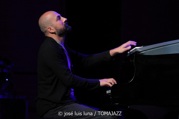 Camille Bertault Quartet (9º Alternatilla Jazz Festival 2025. Espai 36. Sant Llorenç des Cardassar, Mallorca. 2025-11-23) Por José Luis Luna Rocafort [INSTANTZZ AKA Galería fotográfica AKA Fotoblog de jazz, impro… y algo más] - Tomajazz - Camille Bertault Quartet actuó en el 9º Alternatilla Jazz Festival en Sant Llorenç des Cardassar, Mallorca, el 23 de noviembre de 2025. José Luis Luna Rocafort lo retrata en INSTANTZZ. Actuaron Camille Bertault, Julien Alour, Fady Farah, Minino Garay