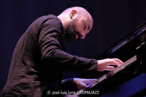 Alternatilla JazzBand versión 25.2 (9º Alternatilla Jazz Festival 2025. Teatre de Llubí, Mallorca. 2025-11-29) Por José Luis Luna Rocafort [INSTANTZZ AKA Galería fotográfica AKA Fotoblog de jazz, impro… y algo más] - Tomajazz - Alternatilla JazzBand versión 25.2 actuó en el 9º Alternatilla Jazz Festival 2025 en el Teatre de Llubí, Mallorca, el 29 de noviembre de 2025. José Luis Luna Rocafort lo retrata en INSTANTZZ. Con Leïla Duclos, Camille Bertault, Julien Alour, Fady Farah, Joan Garcías, Enric Fuster