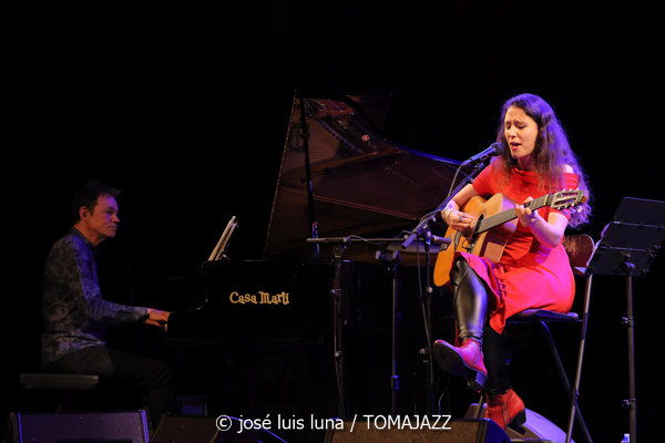 Leïla Duclos Quartet (9º Alternatilla Jazz Festival 2025. Teatre Sa Teulera, Andratx, Mallorca. 2025-11-30) Por José Luis Luna Rocafort [INSTANTZZ AKA Galería fotográfica AKA Fotoblog de jazz, impro… y algo más] - Tomajazz - Leïla Duclos Quartet actuó en el 9º Alternatilla Jazz Festival 2025 en Andratx, Mallorca, el 30 de noviembre de 2025. José Luis Luna Rocafort lo retrata en INSTANTZZ. Actuaron Leïla Duclos, Leandro Aconcha, Gilles Coquard, Jean-Marc Robin