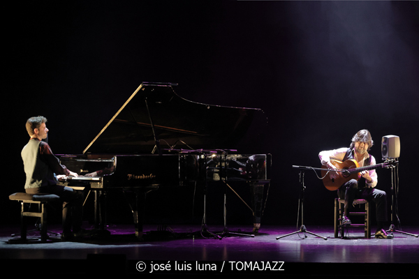 Chicuelo & Marco Mezquida (9º Alternatilla Jazz Festival 2025. Teatre Principal de Palma. 2025-12-03) Por José Luis Luna Rocafort [INSTANTZZ AKA Galería fotográfica AKA Fotoblog de jazz, impro… y algo más] - Tomajazz - Chicuelo & Marco Mezquida actuaron en el 9º Alternatilla Jazz Festival en el Teatre Principal de Palma, el 3 de diciembre de 2025. José Luis Luna Rocafort lo retrata en INSTANTZZ. Con Chicuelo, Marco