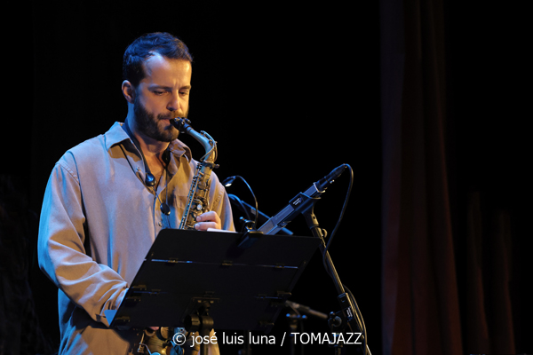 Joachim Govin Quartet (9º Alternatilla Jazz Festival 2025. Casa des Pobla, Esporles, Mallorca. 2025-11-22) Por José Luis Luna Rocafort [INSTANTZZ AKA Galería fotográfica AKA Fotoblog de jazz, impro… y algo más] - Tomajazz - Joachim Govin Quartet actuó en el 9º Alternatilla Jazz Festival 2025 en Esporles, Mallorca, el 22 de noviembre de 2025. José Luis Luna Rocafort lo retrata en INSTANTZZ. Actuaron Joachim Govin, Ben Van Galder, Tony Tixier, Gautier Garrigue