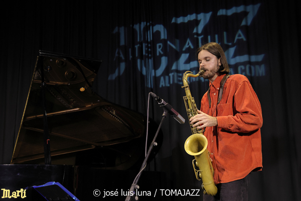 Levi Harvey & Jérémie Lucchese (9º Alternatilla Jazz Festival 2025. Claustre de Sant Bonaventura, Llucmajor, Mallorca. 2025-11-23) Por José Luis Luna Rocafort [INSTANTZZ AKA Galería fotográfica AKA Fotoblog de jazz, impro… y algo más] - Tomajazz - Levi Harvey & Jérémie Lucchese actuaron en el 9º Alternatilla Jazz Festival 2025, en el Claustre de Sant Bonaventura, en Llucmajor, Mallorca, el 23 de noviembre de 2025. José Luis Luna Rocafort lo retrata en INSTANTZZ
