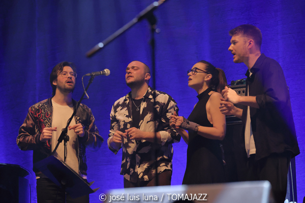 Leo & Leo (Leonor Watling & Leo Sidran) (18 Jazz Voyeur Festival 2025. Teatre Principal. Palma. 2025-12-20) Por José Luis Luna Rocafort [INSTANTZZ AKA Galería fotográfica AKA Fotoblog de jazz, impro… y algo más] - Tomajazz - Leo & Leo (Leonor Watling & Leo Sidran) actuaron en el 18 Jazz Voyeur Festival de Palma el 20 de diciembre de 2025. José Luis Luna Rocafort lo retrata en INSTANTZZ. Con Leonor Watling, Leo Sidran, Paul Sany, Max Darmon, Romain Bouiges