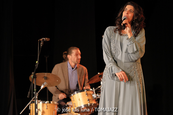 Sara Dowling & Ignasi Terraza Trío (Caixaforum Palma. 2025-11-25) Por José Luis Luna Rocafort [INSTANTZZ AKA Galería fotográfica AKA Fotoblog de jazz, impro… y algo más] - Tomajazz - Sara Dowling & Ignasi Terraza Trío actuaron en Caixaforum Palma, el 25 de noviembre de 2025. José Luis Luna Rocafort los retrata en INSTANTZZ. Actuaron Sara Dowling, Ignasi Terraza, Dario Di Lecce, Esteve Pi
