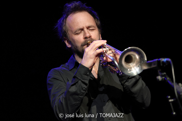 Camille Bertault Quartet (9º Alternatilla Jazz Festival 2025. Espai 36. Sant Llorenç des Cardassar, Mallorca. 2025-11-23) Por José Luis Luna Rocafort [INSTANTZZ AKA Galería fotográfica AKA Fotoblog de jazz, impro… y algo más] - Tomajazz - Camille Bertault Quartet actuó en el 9º Alternatilla Jazz Festival en Sant Llorenç des Cardassar, Mallorca, el 23 de noviembre de 2025. José Luis Luna Rocafort lo retrata en INSTANTZZ. Actuaron Camille Bertault, Julien Alour, Fady Farah, Minino Garay