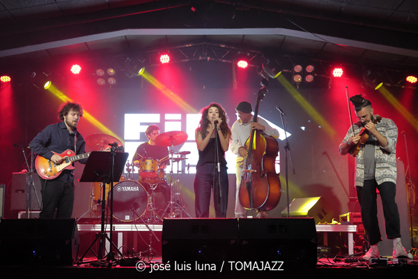 Theorem of Joy (10 Fira B! Es Gremi. Palma. 2025-11-07) Por José Luis Luna Rocafort [INSTANTZZ AKA Galería fotográfica AKA Fotoblog de jazz, impro… y algo más] - Tomajazz - Theorem of Joy actuaron en el 10 Fira B! en Es Gremi de Palma el 7 de noviembre de 2025. José Luis Luna Rocafort lo retrata en INSTANTZZ. Actuaron Thomas Juliana, Robin Antunes, Laura Kipp, Benjamin Garçon, Jean-Baptiste Loutte