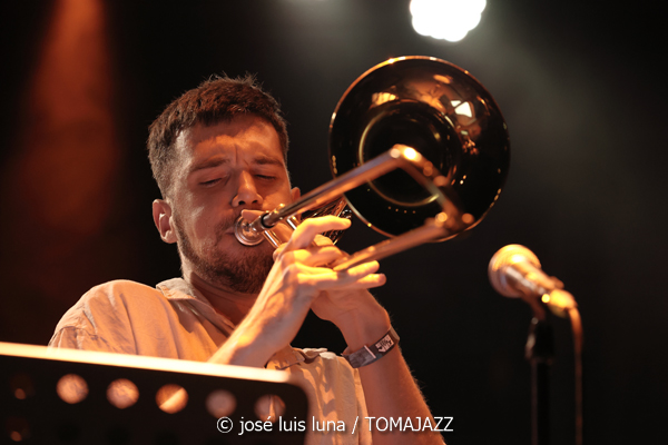 Blau Salvatge (10 Fira B! Es Gremi. Palma. 2025-11-07) Por José Luis Luna Rocafort [INSTANTZZ AKA Galería fotográfica AKA Fotoblog de jazz, impro… y algo más] - Tomajazz - Blau Salvatge actuó en 10 Fira B! en Es Gremi de Palma, el 7 de noviembre de 2025. José Luis Luna Rocafort lo retrata en INSTANTZZ. Actuaron Joan Pérez-Villegas, Zoe Gordon, Mercè Medina, Carles Medina, Felix Grandjean, Miquel Sáez, Joan Garcies, Lluís Pérez-Villegas