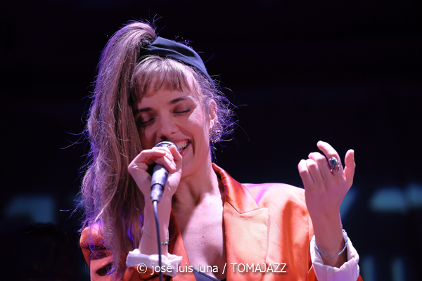 Alternatilla JazzBand versión 25.2 (9º Alternatilla Jazz Festival 2025. Teatre de Llubí, Mallorca. 2025-11-29) Por José Luis Luna Rocafort [INSTANTZZ AKA Galería fotográfica AKA Fotoblog de jazz, impro… y algo más] - Tomajazz - Alternatilla JazzBand versión 25.2 actuó en el 9º Alternatilla Jazz Festival 2025 en el Teatre de Llubí, Mallorca, el 29 de noviembre de 2025. José Luis Luna Rocafort lo retrata en INSTANTZZ. Con Leïla Duclos, Camille Bertault, Julien Alour, Fady Farah, Joan Garcías, Enric Fuster