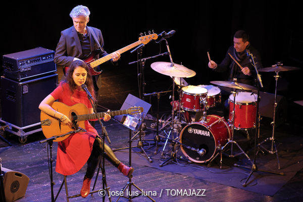 Leïla Duclos Quartet (9º Alternatilla Jazz Festival 2025. Teatre Sa Teulera, Andratx, Mallorca. 2025-11-30) Por José Luis Luna Rocafort [INSTANTZZ AKA Galería fotográfica AKA Fotoblog de jazz, impro… y algo más] - Tomajazz - Leïla Duclos Quartet actuó en el 9º Alternatilla Jazz Festival 2025 en Andratx, Mallorca, el 30 de noviembre de 2025. José Luis Luna Rocafort lo retrata en INSTANTZZ. Actuaron Leïla Duclos, Leandro Aconcha, Gilles Coquard, Jean-Marc Robin