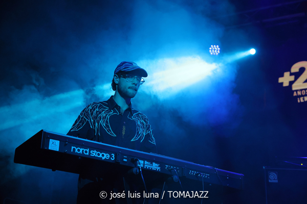 Roseye (10 Fira B! Es Gremi. Palma. 2025-11-07) Por José Luis Luna Rocafort [INSTANTZZ AKA Galería fotográfica AKA Fotoblog de jazz, impro… y algo más] - Tomajazz - Roseye actuó en 10 Fira B! en Es Gremi de Palma, el 7 de noviembre de 2025. José Luis Luna Rocafort lo retrata en INSTANTZZ. Roseye son Tallulah Rose, Julek Warszawski, Deborah Slijkhuis, Joshua Lutz, Kasparas Petkus