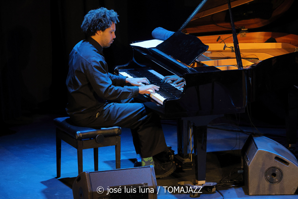 Joachim Govin Quartet (9º Alternatilla Jazz Festival 2025. Casa des Pobla, Esporles, Mallorca. 2025-11-22) Por José Luis Luna Rocafort [INSTANTZZ AKA Galería fotográfica AKA Fotoblog de jazz, impro… y algo más] - Tomajazz - Joachim Govin Quartet actuó en el 9º Alternatilla Jazz Festival 2025 en Esporles, Mallorca, el 22 de noviembre de 2025. José Luis Luna Rocafort lo retrata en INSTANTZZ. Actuaron Joachim Govin, Ben Van Galder, Tony Tixier, Gautier Garrigue