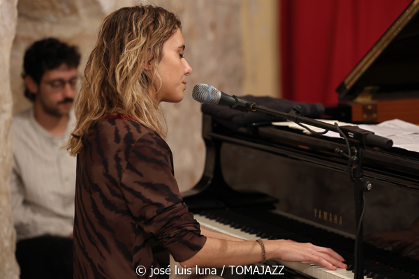 Malena Moncadas Trío (9º Alternatilla Jazz Festival 2025. Claustre des Convent, Muro, Mallorca. 2025-11-23) Por José Luis Luna Rocafort [INSTANTZZ AKA Galería fotográfica AKA Fotoblog de jazz, impro… y algo más] - Tomajazz - Malena Moncadas Trío actuó en el 9º Alternatilla Jazz Festival 2025 en Muro, Mallorca, el 23 de noviembre de 2025. José Luis Luna Rocafort lo retrata en INSTANTZZ. Actuaron Malena Moncadas, Pere Bujosa, Diego Hervalejo