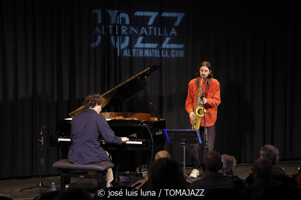 Levi Harvey & Jérémie Lucchese (9º Alternatilla Jazz Festival 2025. Claustre de Sant Bonaventura, Llucmajor, Mallorca. 2025-11-23) Por José Luis Luna Rocafort [INSTANTZZ AKA Galería fotográfica AKA Fotoblog de jazz, impro… y algo más] - Tomajazz - Levi Harvey & Jérémie Lucchese actuaron en el 9º Alternatilla Jazz Festival 2025, en el Claustre de Sant Bonaventura, en Llucmajor, Mallorca, el 23 de noviembre de 2025. José Luis Luna Rocafort lo retrata en INSTANTZZ