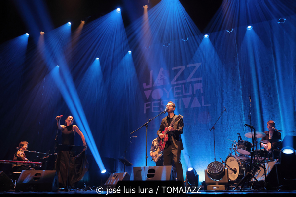 Leo & Leo (Leonor Watling & Leo Sidran) (18 Jazz Voyeur Festival 2025. Teatre Principal. Palma. 2025-12-20) Por José Luis Luna Rocafort [INSTANTZZ AKA Galería fotográfica AKA Fotoblog de jazz, impro… y algo más] - Tomajazz - Leo & Leo (Leonor Watling & Leo Sidran) actuaron en el 18 Jazz Voyeur Festival de Palma el 20 de diciembre de 2025. José Luis Luna Rocafort lo retrata en INSTANTZZ. Con Leonor Watling, Leo Sidran, Paul Sany, Max Darmon, Romain Bouiges