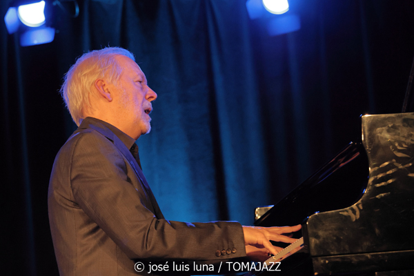 Sara Dowling & Ignasi Terraza Trío (Caixaforum Palma. 2025-11-25) Por José Luis Luna Rocafort [INSTANTZZ AKA Galería fotográfica AKA Fotoblog de jazz, impro… y algo más] - Tomajazz - Sara Dowling & Ignasi Terraza Trío actuaron en Caixaforum Palma, el 25 de noviembre de 2025. José Luis Luna Rocafort los retrata en INSTANTZZ. Actuaron Sara Dowling, Ignasi Terraza, Dario Di Lecce, Esteve Pi