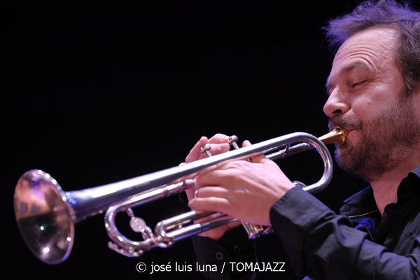 Alternatilla JazzBand versión 25.2 (9º Alternatilla Jazz Festival 2025. Teatre de Llubí, Mallorca. 2025-11-29) Por José Luis Luna Rocafort [INSTANTZZ AKA Galería fotográfica AKA Fotoblog de jazz, impro… y algo más] - Tomajazz - Alternatilla JazzBand versión 25.2 actuó en el 9º Alternatilla Jazz Festival 2025 en el Teatre de Llubí, Mallorca, el 29 de noviembre de 2025. José Luis Luna Rocafort lo retrata en INSTANTZZ. Con Leïla Duclos, Camille Bertault, Julien Alour, Fady Farah, Joan Garcías, Enric Fuster