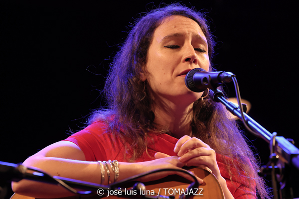 Leïla Duclos Quartet (9º Alternatilla Jazz Festival 2025. Teatre Sa Teulera, Andratx, Mallorca. 2025-11-30) Por José Luis Luna Rocafort [INSTANTZZ AKA Galería fotográfica AKA Fotoblog de jazz, impro… y algo más] - Tomajazz - Leïla Duclos Quartet actuó en el 9º Alternatilla Jazz Festival 2025 en Andratx, Mallorca, el 30 de noviembre de 2025. José Luis Luna Rocafort lo retrata en INSTANTZZ. Actuaron Leïla Duclos, Leandro Aconcha, Gilles Coquard, Jean-Marc Robin