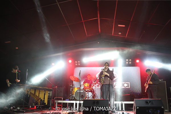Kosmonauci (10 Fira B! Es Gremi. Palma. 2025-11-07) Por José Luis Luna Rocafort [INSTANTZZ AKA Galería fotográfica AKA Fotoblog de jazz, impro… y algo más] - Tomajazz - Kosmonauci actuó en 10 Fira B! en Es Gremi de Palma el 7 de noviembre de 2025. José Luis Luna Rocafort lo retrata en INSTANTZZ. Actuaron Milosz Pieczonka, Tymon Kosma, Bartłomiej Lucjan, Jan Pieniazek