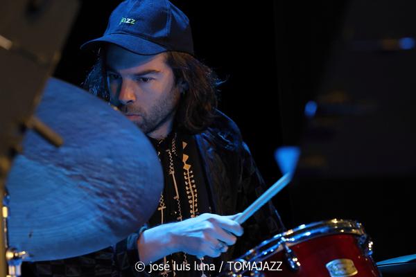Joachim Govin Quartet (9º Alternatilla Jazz Festival 2025. Casa des Pobla, Esporles, Mallorca. 2025-11-22) Por José Luis Luna Rocafort [INSTANTZZ AKA Galería fotográfica AKA Fotoblog de jazz, impro… y algo más] - Tomajazz - Joachim Govin Quartet actuó en el 9º Alternatilla Jazz Festival 2025 en Esporles, Mallorca, el 22 de noviembre de 2025. José Luis Luna Rocafort lo retrata en INSTANTZZ. Actuaron Joachim Govin, Ben Van Galder, Tony Tixier, Gautier Garrigue