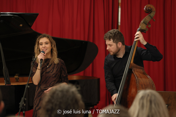 Malena Moncadas Trío (9º Alternatilla Jazz Festival 2025. Claustre des Convent, Muro, Mallorca. 2025-11-23) Por José Luis Luna Rocafort [INSTANTZZ AKA Galería fotográfica AKA Fotoblog de jazz, impro… y algo más] - Tomajazz - Malena Moncadas Trío actuó en el 9º Alternatilla Jazz Festival 2025 en Muro, Mallorca, el 23 de noviembre de 2025. José Luis Luna Rocafort lo retrata en INSTANTZZ. Actuaron Malena Moncadas, Pere Bujosa, Diego Hervalejo