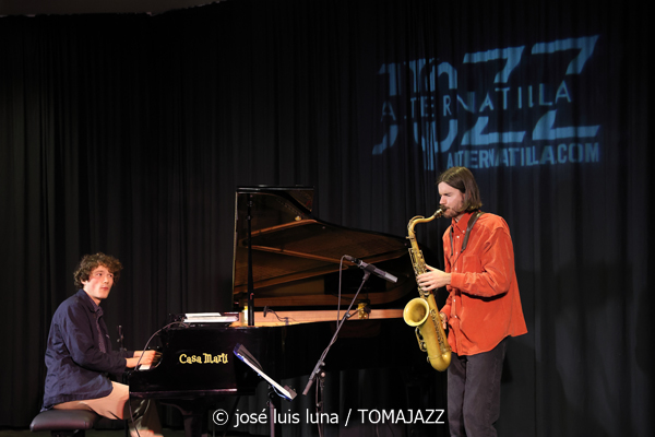 Levi Harvey & Jérémie Lucchese (9º Alternatilla Jazz Festival 2025. Claustre de Sant Bonaventura, Llucmajor, Mallorca. 2025-11-23) Por José Luis Luna Rocafort [INSTANTZZ AKA Galería fotográfica AKA Fotoblog de jazz, impro… y algo más] - Tomajazz - Levi Harvey & Jérémie Lucchese actuaron en el 9º Alternatilla Jazz Festival 2025, en el Claustre de Sant Bonaventura, en Llucmajor, Mallorca, el 23 de noviembre de 2025. José Luis Luna Rocafort lo retrata en INSTANTZZ
