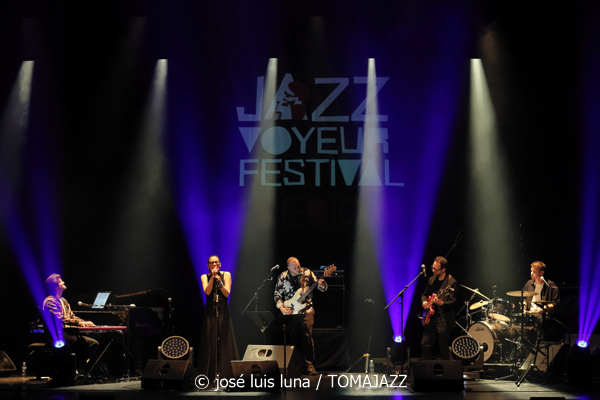 Leo & Leo (Leonor Watling & Leo Sidran) (18 Jazz Voyeur Festival 2025. Teatre Principal. Palma. 2025-12-20) Por José Luis Luna Rocafort [INSTANTZZ AKA Galería fotográfica AKA Fotoblog de jazz, impro… y algo más] - Tomajazz - Leo & Leo (Leonor Watling & Leo Sidran) actuaron en el 18 Jazz Voyeur Festival de Palma el 20 de diciembre de 2025. José Luis Luna Rocafort lo retrata en INSTANTZZ. Con Leonor Watling, Leo Sidran, Paul Sany, Max Darmon, Romain Bouiges
