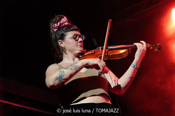 Blau Salvatge (10 Fira B! Es Gremi. Palma. 2025-11-07) Por José Luis Luna Rocafort [INSTANTZZ AKA Galería fotográfica AKA Fotoblog de jazz, impro… y algo más] - Tomajazz - Blau Salvatge actuó en 10 Fira B! en Es Gremi de Palma, el 7 de noviembre de 2025. José Luis Luna Rocafort lo retrata en INSTANTZZ. Actuaron Joan Pérez-Villegas, Zoe Gordon, Mercè Medina, Carles Medina, Felix Grandjean, Miquel Sáez, Joan Garcies, Lluís Pérez-Villegas