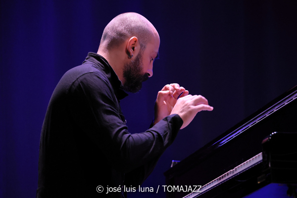 Alternatilla JazzBand versión 25.2 (9º Alternatilla Jazz Festival 2025. Teatre de Llubí, Mallorca. 2025-11-29) Por José Luis Luna Rocafort [INSTANTZZ AKA Galería fotográfica AKA Fotoblog de jazz, impro… y algo más] - Tomajazz - Alternatilla JazzBand versión 25.2 actuó en el 9º Alternatilla Jazz Festival 2025 en el Teatre de Llubí, Mallorca, el 29 de noviembre de 2025. José Luis Luna Rocafort lo retrata en INSTANTZZ. Con Leïla Duclos, Camille Bertault, Julien Alour, Fady Farah, Joan Garcías, Enric Fuster