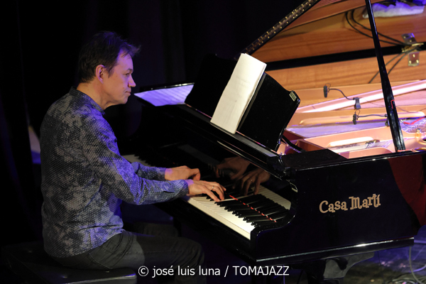 Leïla Duclos Quartet (9º Alternatilla Jazz Festival 2025. Teatre Sa Teulera, Andratx, Mallorca. 2025-11-30) Por José Luis Luna Rocafort [INSTANTZZ AKA Galería fotográfica AKA Fotoblog de jazz, impro… y algo más] - Tomajazz - Leïla Duclos Quartet actuó en el 9º Alternatilla Jazz Festival 2025 en Andratx, Mallorca, el 30 de noviembre de 2025. José Luis Luna Rocafort lo retrata en INSTANTZZ. Actuaron Leïla Duclos, Leandro Aconcha, Gilles Coquard, Jean-Marc Robin