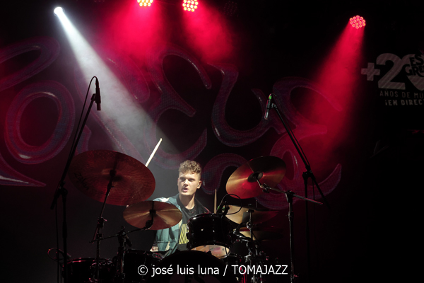 Roseye (10 Fira B! Es Gremi. Palma. 2025-11-07) Por José Luis Luna Rocafort [INSTANTZZ AKA Galería fotográfica AKA Fotoblog de jazz, impro… y algo más] - Tomajazz - Roseye actuó en 10 Fira B! en Es Gremi de Palma, el 7 de noviembre de 2025. José Luis Luna Rocafort lo retrata en INSTANTZZ. Roseye son Tallulah Rose, Julek Warszawski, Deborah Slijkhuis, Joshua Lutz, Kasparas Petkus