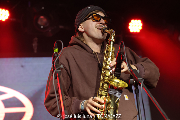 Kosmonauci (10 Fira B! Es Gremi. Palma. 2025-11-07) Por José Luis Luna Rocafort [INSTANTZZ AKA Galería fotográfica AKA Fotoblog de jazz, impro… y algo más] - Tomajazz - Kosmonauci actuó en 10 Fira B! en Es Gremi de Palma el 7 de noviembre de 2025. José Luis Luna Rocafort lo retrata en INSTANTZZ. Actuaron Milosz Pieczonka, Tymon Kosma, Bartłomiej Lucjan, Jan Pieniazek