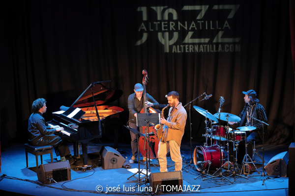 Joachim Govin Quartet (9º Alternatilla Jazz Festival 2025. Casa des Pobla, Esporles, Mallorca. 2025-11-22) Por José Luis Luna Rocafort [INSTANTZZ AKA Galería fotográfica AKA Fotoblog de jazz, impro… y algo más] - Tomajazz - Joachim Govin Quartet actuó en el 9º Alternatilla Jazz Festival 2025 en Esporles, Mallorca, el 22 de noviembre de 2025. José Luis Luna Rocafort lo retrata en INSTANTZZ. Actuaron Joachim Govin, Ben Van Galder, Tony Tixier, Gautier Garrigue