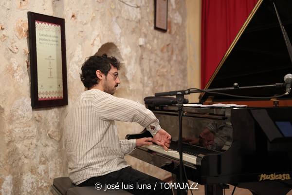Malena Moncadas Trío (9º Alternatilla Jazz Festival 2025. Claustre des Convent, Muro, Mallorca. 2025-11-23) Por José Luis Luna Rocafort [INSTANTZZ AKA Galería fotográfica AKA Fotoblog de jazz, impro… y algo más] - Tomajazz - Malena Moncadas Trío actuó en el 9º Alternatilla Jazz Festival 2025 en Muro, Mallorca, el 23 de noviembre de 2025. José Luis Luna Rocafort lo retrata en INSTANTZZ. Actuaron Malena Moncadas, Pere Bujosa, Diego Hervalejo