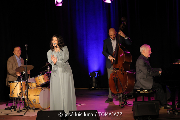 Sara Dowling & Ignasi Terraza Trío (Caixaforum Palma. 2025-11-25) Por José Luis Luna Rocafort [INSTANTZZ AKA Galería fotográfica AKA Fotoblog de jazz, impro… y algo más] - Tomajazz - Sara Dowling & Ignasi Terraza Trío actuaron en Caixaforum Palma, el 25 de noviembre de 2025. José Luis Luna Rocafort los retrata en INSTANTZZ. Actuaron Sara Dowling, Ignasi Terraza, Dario Di Lecce, Esteve Pi