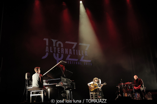 Chicuelo & Marco Mezquida (9º Alternatilla Jazz Festival 2025. Teatre Principal de Palma. 2025-12-03) Por José Luis Luna Rocafort [INSTANTZZ AKA Galería fotográfica AKA Fotoblog de jazz, impro… y algo más] - Tomajazz - Chicuelo & Marco Mezquida actuaron en el 9º Alternatilla Jazz Festival en el Teatre Principal de Palma, el 3 de diciembre de 2025. José Luis Luna Rocafort lo retrata en INSTANTZZ. Con Chicuelo, Marco