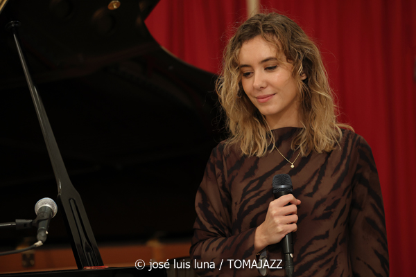 Malena Moncadas Trío (9º Alternatilla Jazz Festival 2025. Claustre des Convent, Muro, Mallorca. 2025-11-23) Por José Luis Luna Rocafort [INSTANTZZ AKA Galería fotográfica AKA Fotoblog de jazz, impro… y algo más] - Tomajazz - Malena Moncadas Trío actuó en el 9º Alternatilla Jazz Festival 2025 en Muro, Mallorca, el 23 de noviembre de 2025. José Luis Luna Rocafort lo retrata en INSTANTZZ. Actuaron Malena Moncadas, Pere Bujosa, Diego Hervalejo