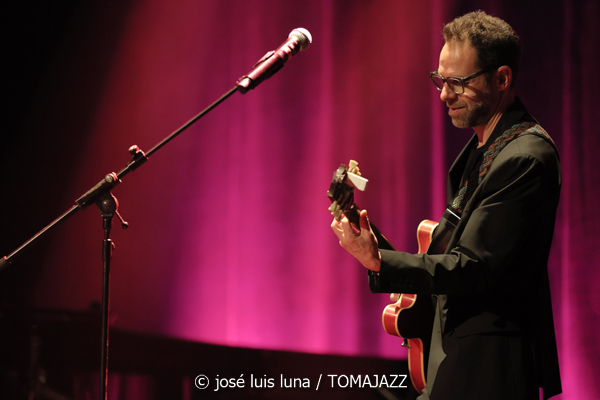 Leo & Leo (Leonor Watling & Leo Sidran) (18 Jazz Voyeur Festival 2025. Teatre Principal. Palma. 2025-12-20) Por José Luis Luna Rocafort [INSTANTZZ AKA Galería fotográfica AKA Fotoblog de jazz, impro… y algo más] - Tomajazz - Leo & Leo (Leonor Watling & Leo Sidran) actuaron en el 18 Jazz Voyeur Festival de Palma el 20 de diciembre de 2025. José Luis Luna Rocafort lo retrata en INSTANTZZ. Con Leonor Watling, Leo Sidran, Paul Sany, Max Darmon, Romain Bouiges