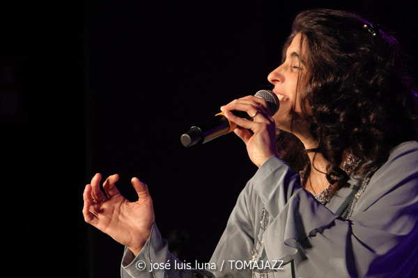 Sara Dowling & Ignasi Terraza Trío (Caixaforum Palma. 2025-11-25) Por José Luis Luna Rocafort [INSTANTZZ AKA Galería fotográfica AKA Fotoblog de jazz, impro… y algo más] - Tomajazz - Sara Dowling & Ignasi Terraza Trío actuaron en Caixaforum Palma, el 25 de noviembre de 2025. José Luis Luna Rocafort los retrata en INSTANTZZ. Actuaron Sara Dowling, Ignasi Terraza, Dario Di Lecce, Esteve Pi