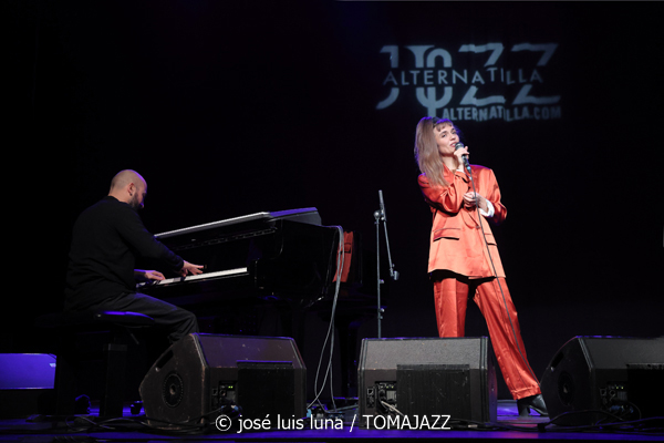 Camille Bertault Quartet (9º Alternatilla Jazz Festival 2025. Espai 36. Sant Llorenç des Cardassar, Mallorca. 2025-11-23) Por José Luis Luna Rocafort [INSTANTZZ AKA Galería fotográfica AKA Fotoblog de jazz, impro… y algo más] - Tomajazz - Camille Bertault Quartet actuó en el 9º Alternatilla Jazz Festival en Sant Llorenç des Cardassar, Mallorca, el 23 de noviembre de 2025. José Luis Luna Rocafort lo retrata en INSTANTZZ. Actuaron Camille Bertault, Julien Alour, Fady Farah, Minino Garay
