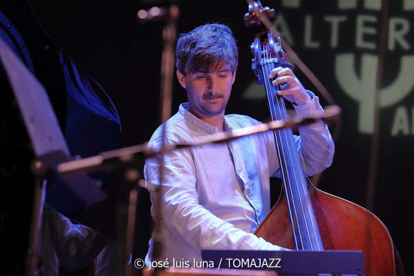 Alternatilla JazzBand versión 25.2 (9º Alternatilla Jazz Festival 2025. Teatre de Llubí, Mallorca. 2025-11-29) Por José Luis Luna Rocafort [INSTANTZZ AKA Galería fotográfica AKA Fotoblog de jazz, impro… y algo más] - Tomajazz - Alternatilla JazzBand versión 25.2 actuó en el 9º Alternatilla Jazz Festival 2025 en el Teatre de Llubí, Mallorca, el 29 de noviembre de 2025. José Luis Luna Rocafort lo retrata en INSTANTZZ. Con Leïla Duclos, Camille Bertault, Julien Alour, Fady Farah, Joan Garcías, Enric Fuster
