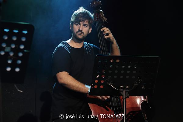 Blau Salvatge (10 Fira B! Es Gremi. Palma. 2025-11-07) Por José Luis Luna Rocafort [INSTANTZZ AKA Galería fotográfica AKA Fotoblog de jazz, impro… y algo más] - Tomajazz - Blau Salvatge actuó en 10 Fira B! en Es Gremi de Palma, el 7 de noviembre de 2025. José Luis Luna Rocafort lo retrata en INSTANTZZ. Actuaron Joan Pérez-Villegas, Zoe Gordon, Mercè Medina, Carles Medina, Felix Grandjean, Miquel Sáez, Joan Garcies, Lluís Pérez-Villegas