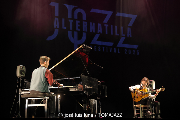 Chicuelo & Marco Mezquida (9º Alternatilla Jazz Festival 2025. Teatre Principal de Palma. 2025-12-03) Por José Luis Luna Rocafort [INSTANTZZ AKA Galería fotográfica AKA Fotoblog de jazz, impro… y algo más] - Tomajazz - Chicuelo & Marco Mezquida actuaron en el 9º Alternatilla Jazz Festival en el Teatre Principal de Palma, el 3 de diciembre de 2025. José Luis Luna Rocafort lo retrata en INSTANTZZ. Con Chicuelo, Marco