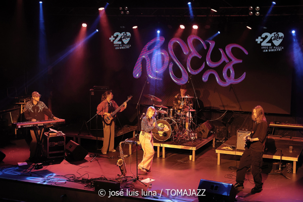 Roseye (10 Fira B! Es Gremi. Palma. 2025-11-07) Por José Luis Luna Rocafort [INSTANTZZ AKA Galería fotográfica AKA Fotoblog de jazz, impro… y algo más] - Tomajazz - Roseye actuó en 10 Fira B! en Es Gremi de Palma, el 7 de noviembre de 2025. José Luis Luna Rocafort lo retrata en INSTANTZZ. Roseye son Tallulah Rose, Julek Warszawski, Deborah Slijkhuis, Joshua Lutz, Kasparas Petkus