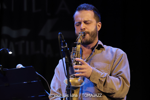 Joachim Govin Quartet (9º Alternatilla Jazz Festival 2025. Casa des Pobla, Esporles, Mallorca. 2025-11-22) Por José Luis Luna Rocafort [INSTANTZZ AKA Galería fotográfica AKA Fotoblog de jazz, impro… y algo más] - Tomajazz - Joachim Govin Quartet actuó en el 9º Alternatilla Jazz Festival 2025 en Esporles, Mallorca, el 22 de noviembre de 2025. José Luis Luna Rocafort lo retrata en INSTANTZZ. Actuaron Joachim Govin, Ben Van Galder, Tony Tixier, Gautier Garrigue