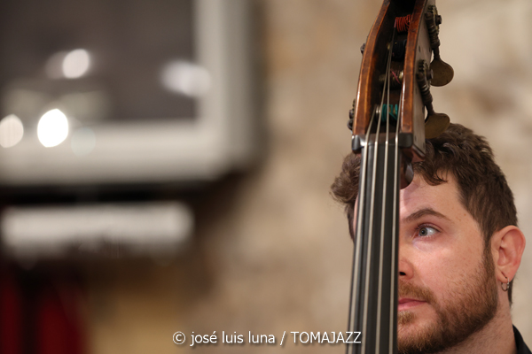 Malena Moncadas Trío (9º Alternatilla Jazz Festival 2025. Claustre des Convent, Muro, Mallorca. 2025-11-23) Por José Luis Luna Rocafort [INSTANTZZ AKA Galería fotográfica AKA Fotoblog de jazz, impro… y algo más] - Tomajazz - Malena Moncadas Trío actuó en el 9º Alternatilla Jazz Festival 2025 en Muro, Mallorca, el 23 de noviembre de 2025. José Luis Luna Rocafort lo retrata en INSTANTZZ. Actuaron Malena Moncadas, Pere Bujosa, Diego Hervalejo