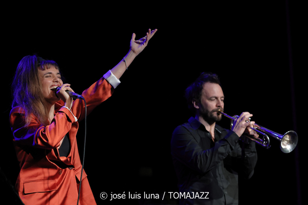 Camille Bertault Quartet (9º Alternatilla Jazz Festival 2025. Espai 36. Sant Llorenç des Cardassar, Mallorca. 2025-11-23) Por José Luis Luna Rocafort [INSTANTZZ AKA Galería fotográfica AKA Fotoblog de jazz, impro… y algo más] - Tomajazz - Camille Bertault Quartet actuó en el 9º Alternatilla Jazz Festival en Sant Llorenç des Cardassar, Mallorca, el 23 de noviembre de 2025. José Luis Luna Rocafort lo retrata en INSTANTZZ. Actuaron Camille Bertault, Julien Alour, Fady Farah, Minino Garay